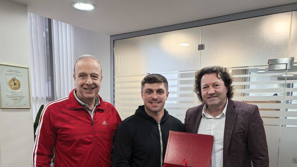 Председателят на Българската федерация по кану каяк Николай Бухалов награди