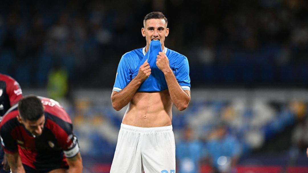 Жозе Моуриньо протяга ръце към нападател на Наполи