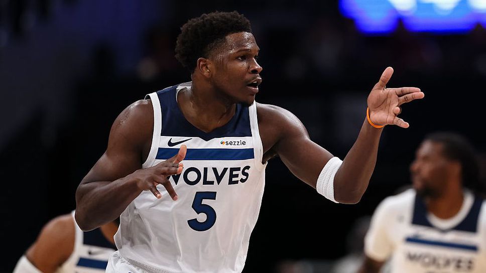 Гардът на Минесота Тимбъруулвс Антъни Едуардс стана първият играч в