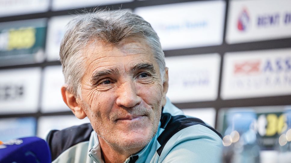 Наставникът на Славия Ратко Достанич говори пред репортерите на стадиона