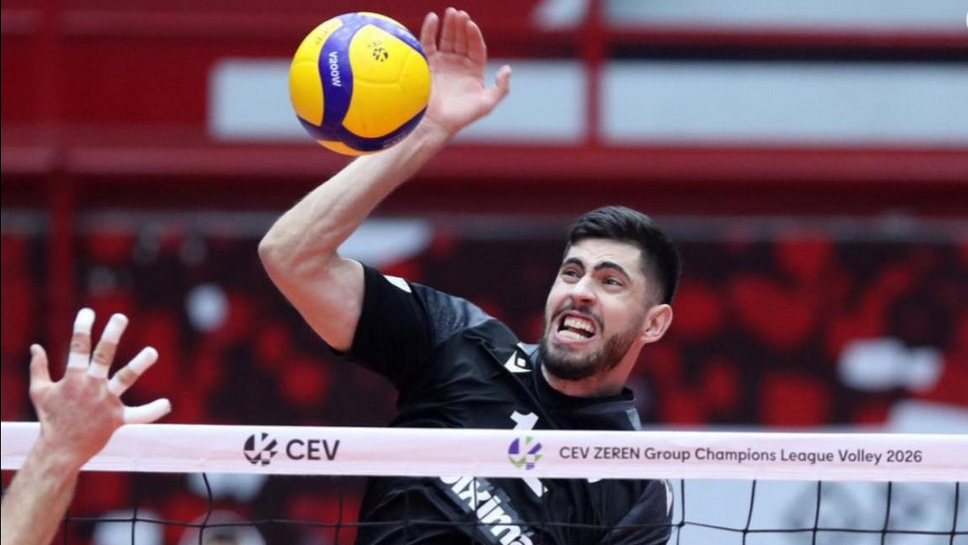 Българският волейболист Николай Колев и отборът на ПАОК Солун записаха