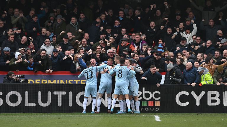  Уест Хам се измъкна на косъм от исторически позор 