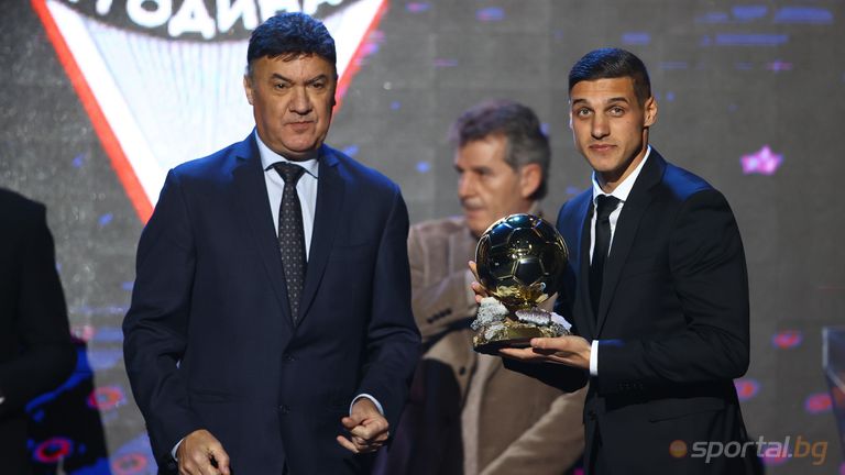 Борислав Михайлов лично връчи наградата на големия победител в анкетата "Футболист на годината" Кирил Десподов