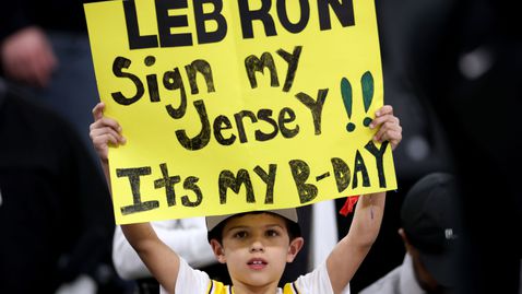 Лейкърс мачкат пред погледа на Лука Дончич