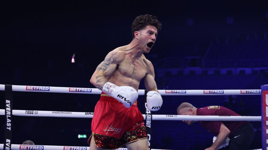 Професионален боксьор е в критично състояние след битка за титла