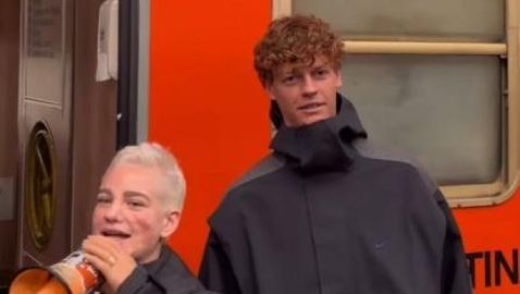 Яник Синер в нова роля: стана жп кондуктор в Милано преди Зимната олимпиада