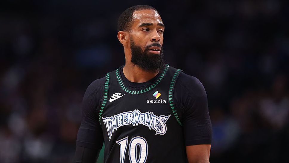 Шарлът Хорнетс освободи ветерана Майк Конли като се очаква той