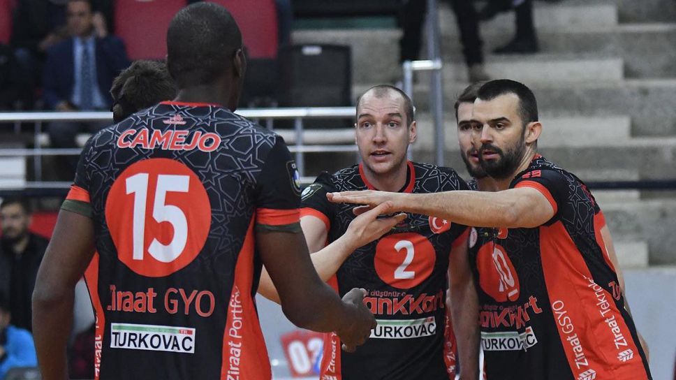 Супер Мартин Атанасов с 21 точки при победа на Зираатбанк в "българското" дерби в Турция 🏐