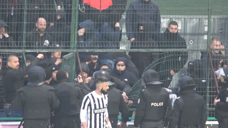 Феновете на Локо Пд опитаха да разкъсат клетката в Коматево след хвърлена бомбичка