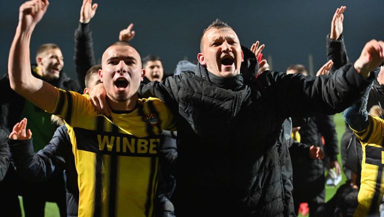  Димитър Тонев благополучен да чества триумфа над Локо (Пд) със своя кумир 