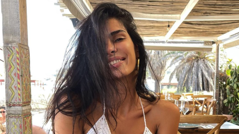 Футболна съпруга хвърли феновете си в екстаз с малка червена рокля