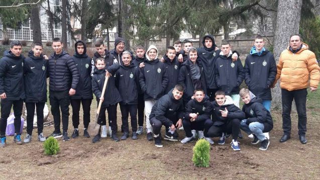 Футболисти от Лудогорец U14 засадиха декоративни шубраци в двора на учебно заведение 