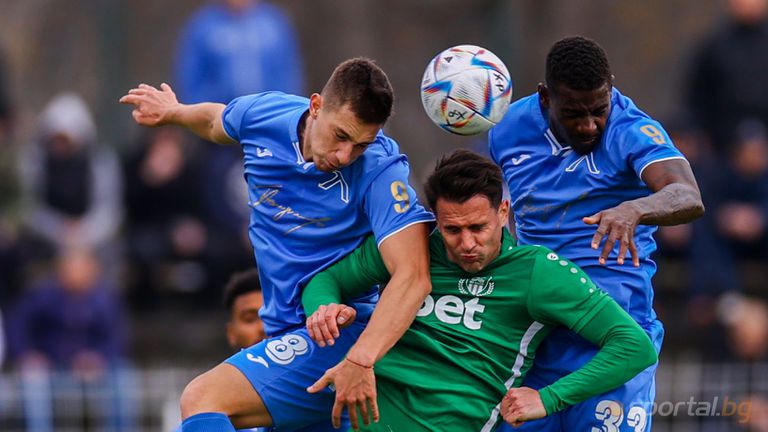 Халфът на Левски Андриан Краев бе сериозно наритан по време