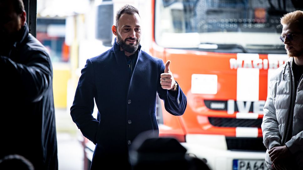 Бивша звезда на Севиля зарадва български пожарникари и децата им