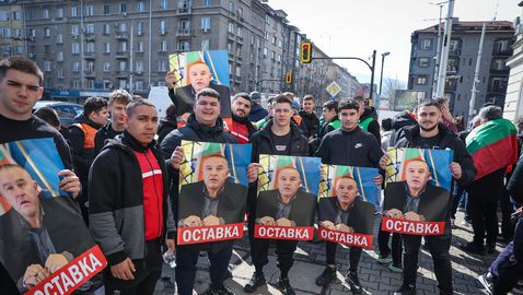 Щангите на протест срещу Стефан Ботев и Пламен Братойчев