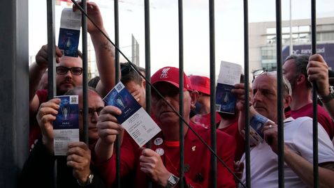  Фенове на Ливърпул ще съдят УЕФА за хаоса на финала на Шампионската лига 