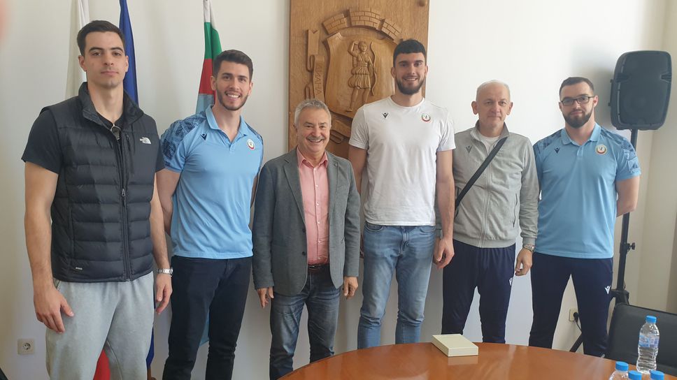 Кметът на Монтана подари портфейли с по един български лев, на двама от чужденците на ВК Монтана