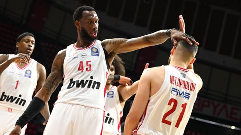 Везенков изгледа от пейката рутинна победа на Олимпиакос