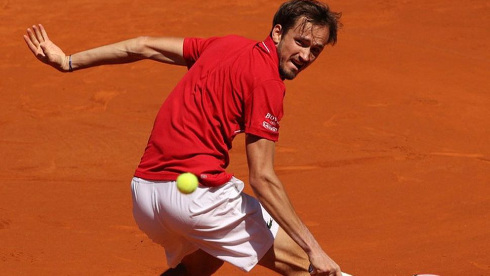 Медведев най-после спечели мач на клей