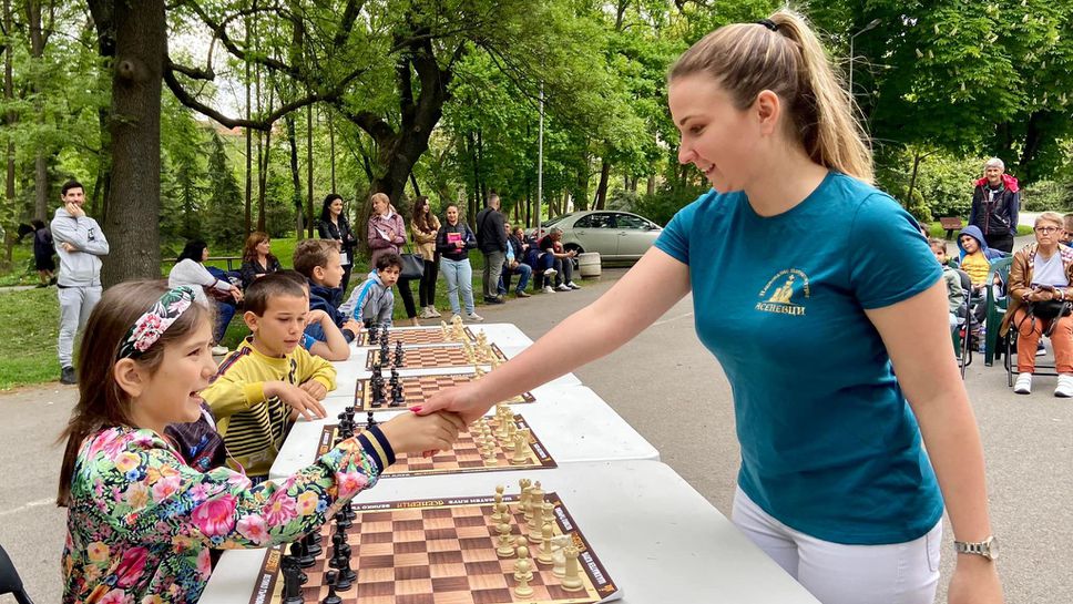С викторина за шахмата, отборни игри и сеанси на известни майстори в Монтана популяризират древната игра