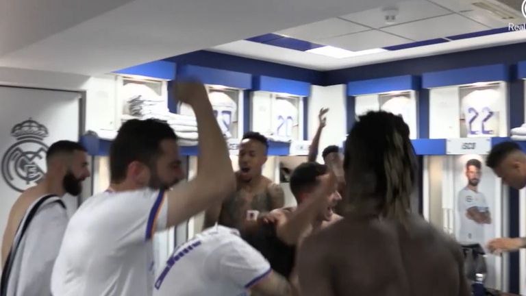 Луда радост в съблекалнята на Реал (Мадрид)