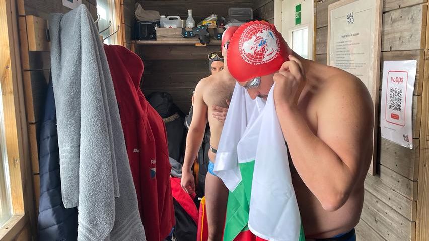 Петър Стойчев триумфира в състезание по плуване във водите на Северния ледовит океан