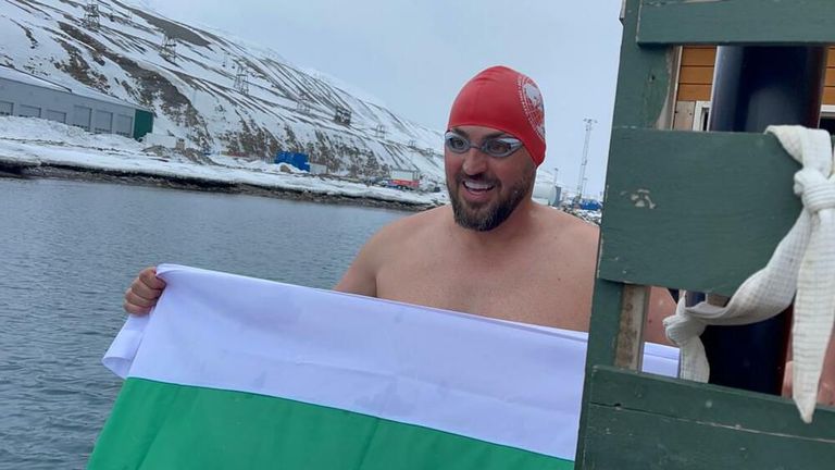 Петър Стойчев триумфира в състезание по плуване във водите на Северния ледовит океан