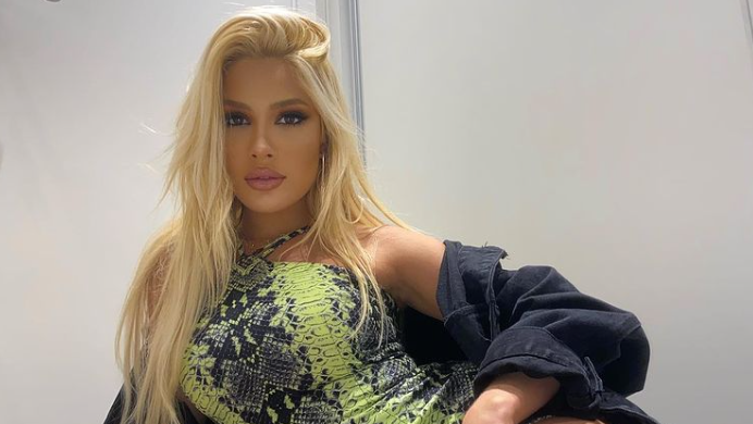 Футболна половинка отново приковава погледите