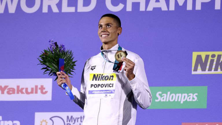 Румънската звезда в плуването Давид Попович дари своя златен медал