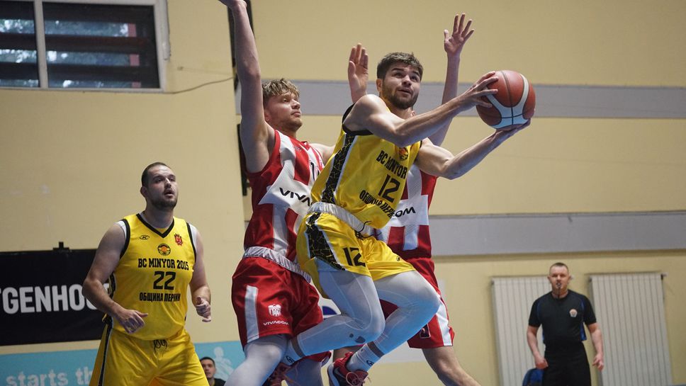 Миньор 2015 и Фаб Файв започнаха с победи полуфиналите в регион Запад