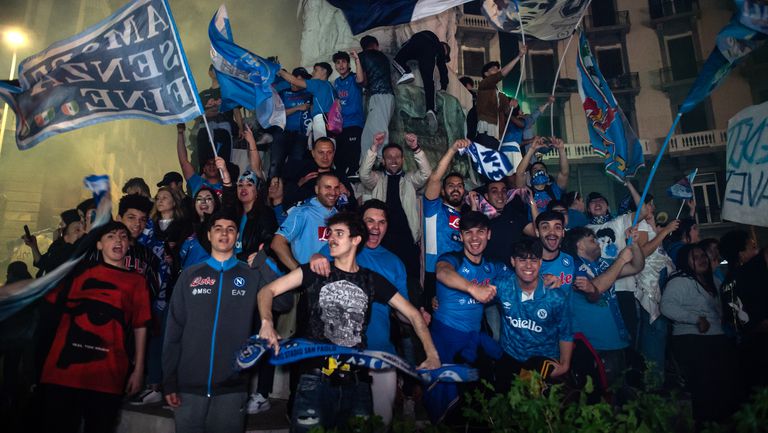 Очаквано цял Неапол избухна в празненства след завоюването на шампионската