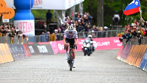 Тадей Погачар триумфира във втория етап от колоездачната обиколка на Италия