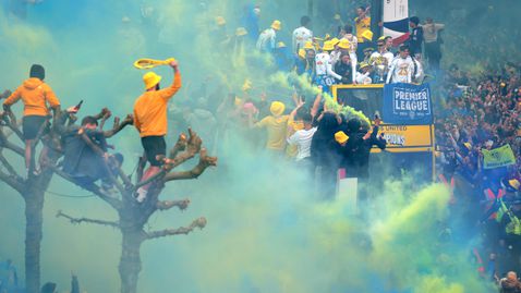  Груев и Лийдс на шампионски церемониал пред 100 000 