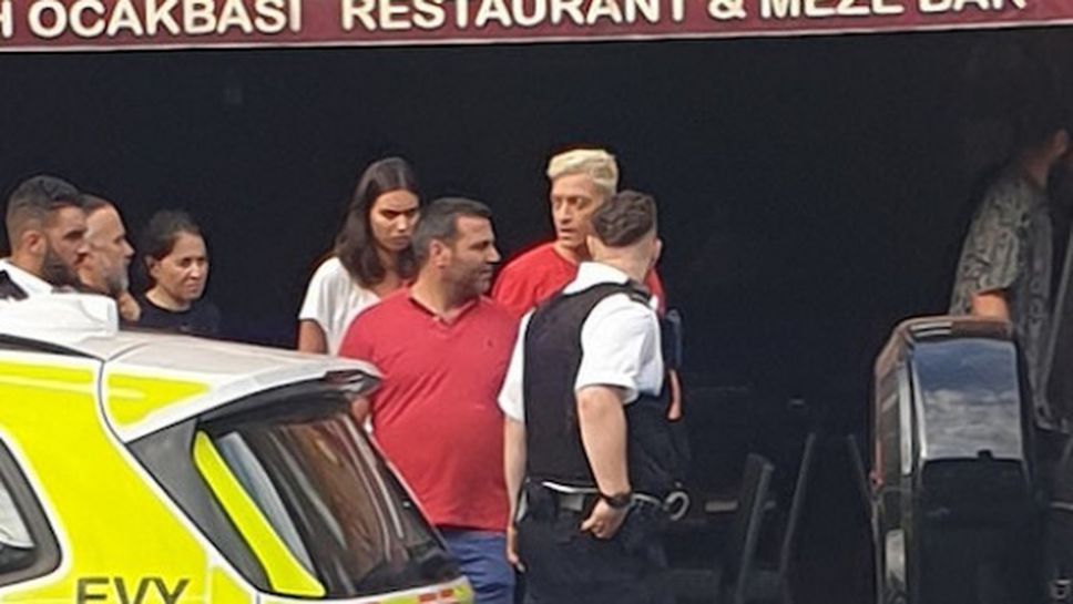 Красивата съпруга на Месут Йозил също е била в джипа при нападението