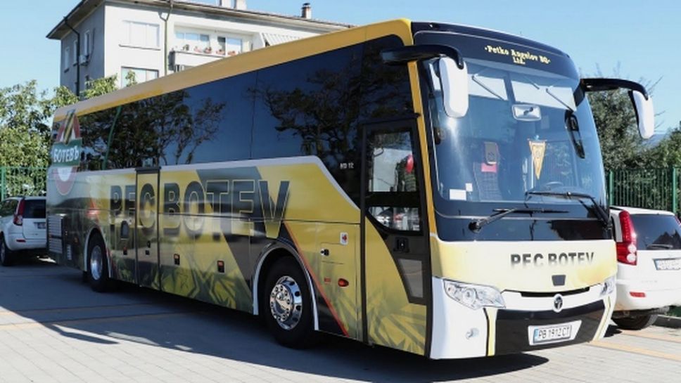 Счупиха стъклото на автобуса на Ботев (Пловдив)