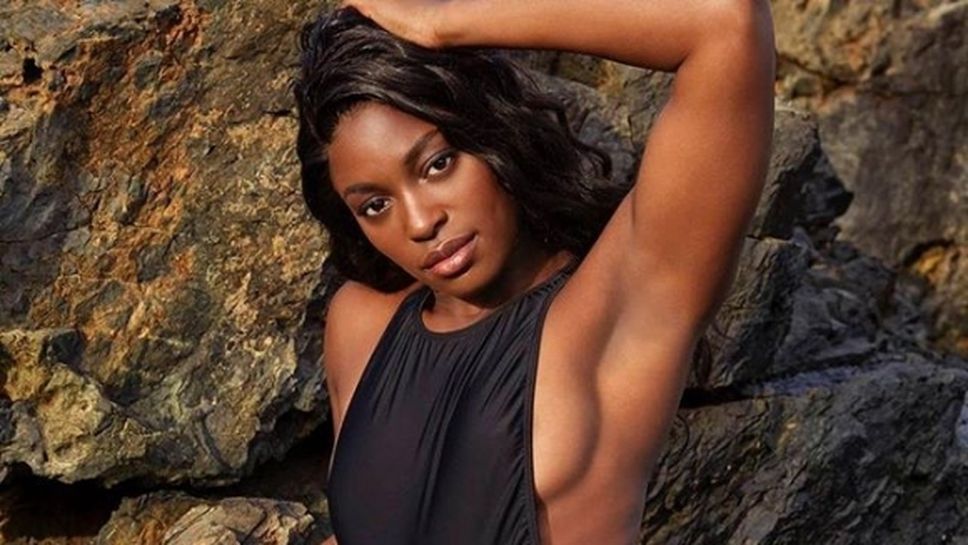 Тенис звезда остана по секси бански в гореща компания (снимки)