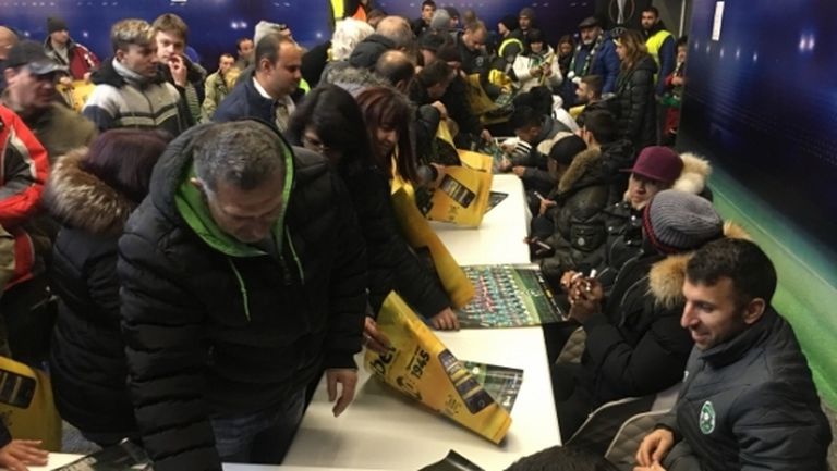 Стотици фенове си взеха автограф от футболистите на Лудогорец