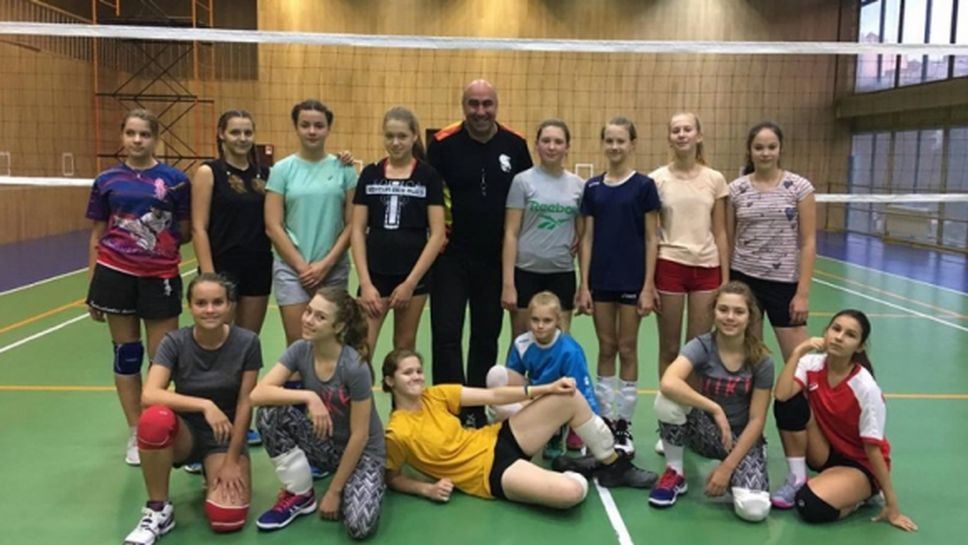 Българин тренира наследнички на руски волейболни знаменитости в Белогорие