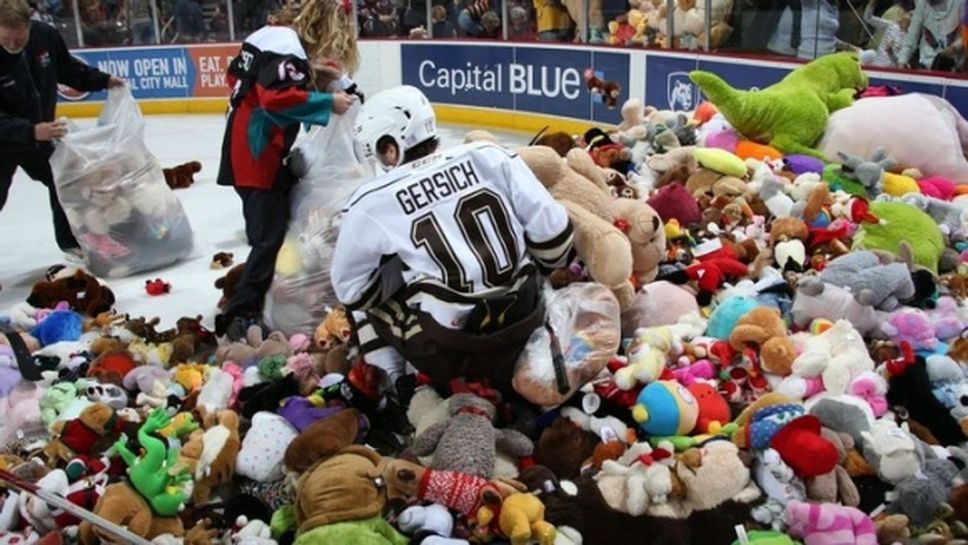 Хокейни фенове се включиха в благотворителна кауза с 34 798 играчки (видео)