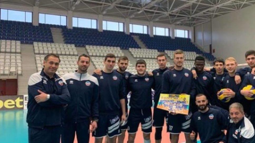 Капитанът на Марек бе изненадан с уникална карикатура от съотборниците си