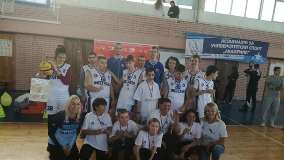 Специалният отбор на Академик Бултекс 99 показва умения на почивката на мача с Кожув
