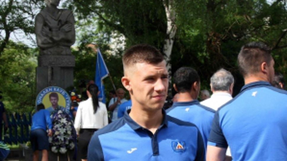 Поднасяне на цветя пред паметника на Гунди