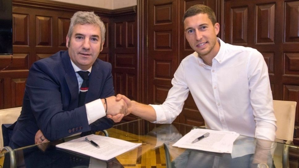 Двама от лидерите на Атлетик Билбао удължиха договорите си