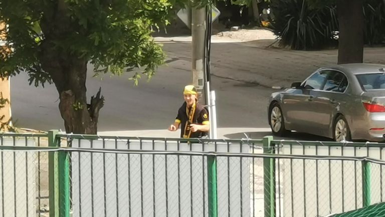 Колоритен фен на Ботев (Пд) намери начин да гледа контролата срещу Славия