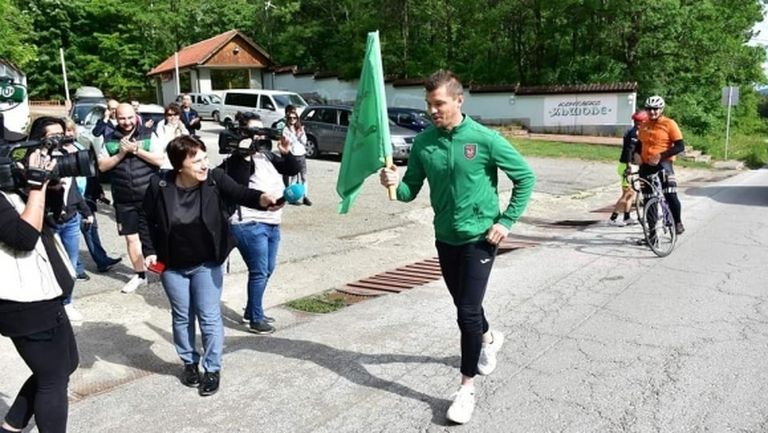 Футболисти на Ботев (Враца) се включиха в щафета (снимки)