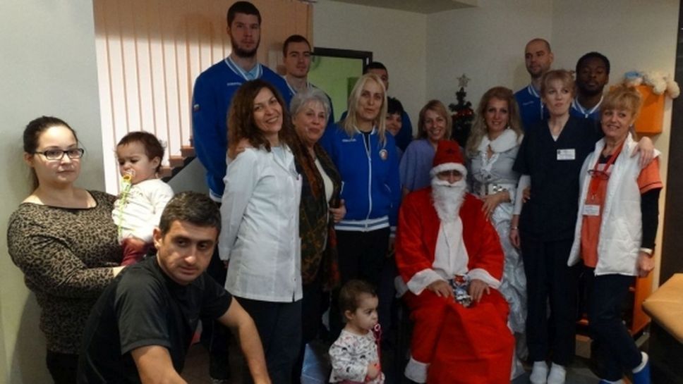 Академик Бултекс и Дядо Коледа посетиха болница в Пловдив