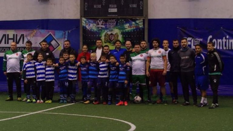 Бивши и настоящи футболисти участваха в благотворителен турнир във Варна