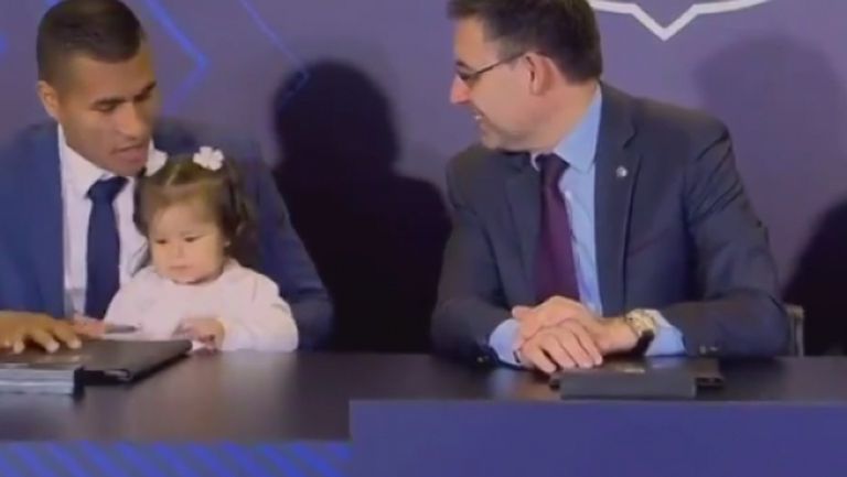 6-месечната дъщеря на Мурийо “подписа” договора му с Барса