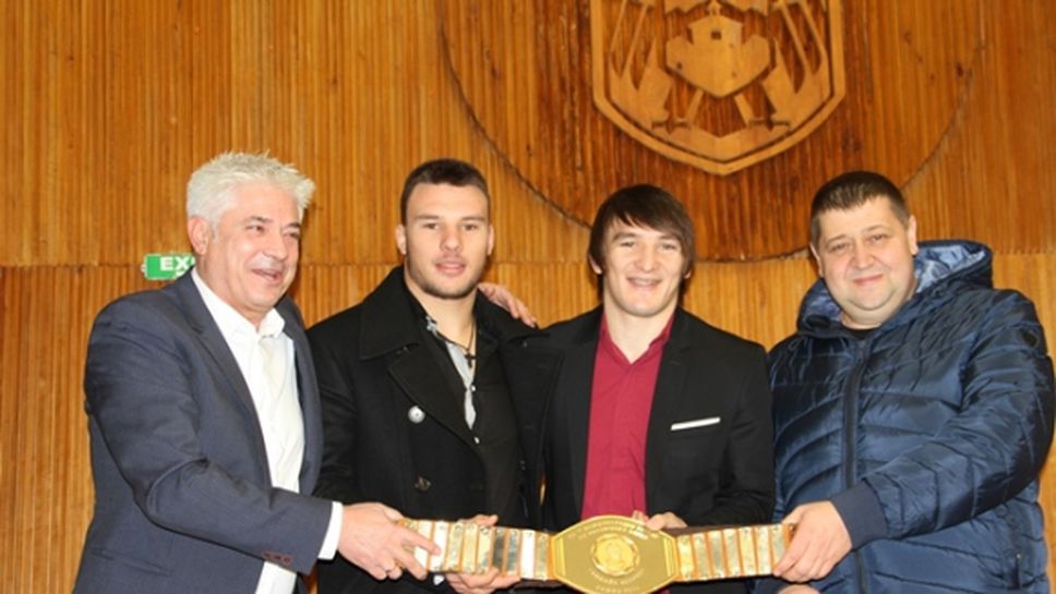 Даниел Алескандров с уникален дар за кмета на Дупница, поставят го в музей на спорта