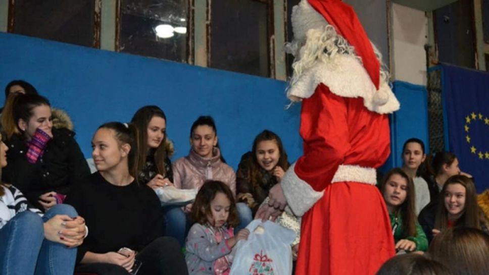 Дядо Коледа раздаде подаръци на волейболистите от Арда (снимки)